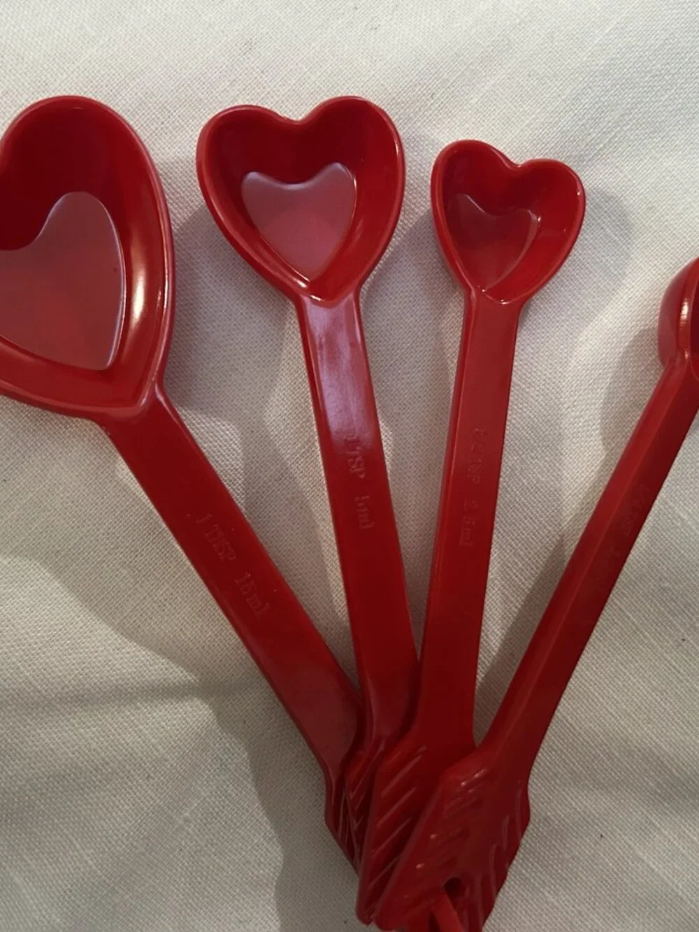 ❤️ Sur La Table Red Heart Shaped Measuring Spoons — Set of 4 | Like New